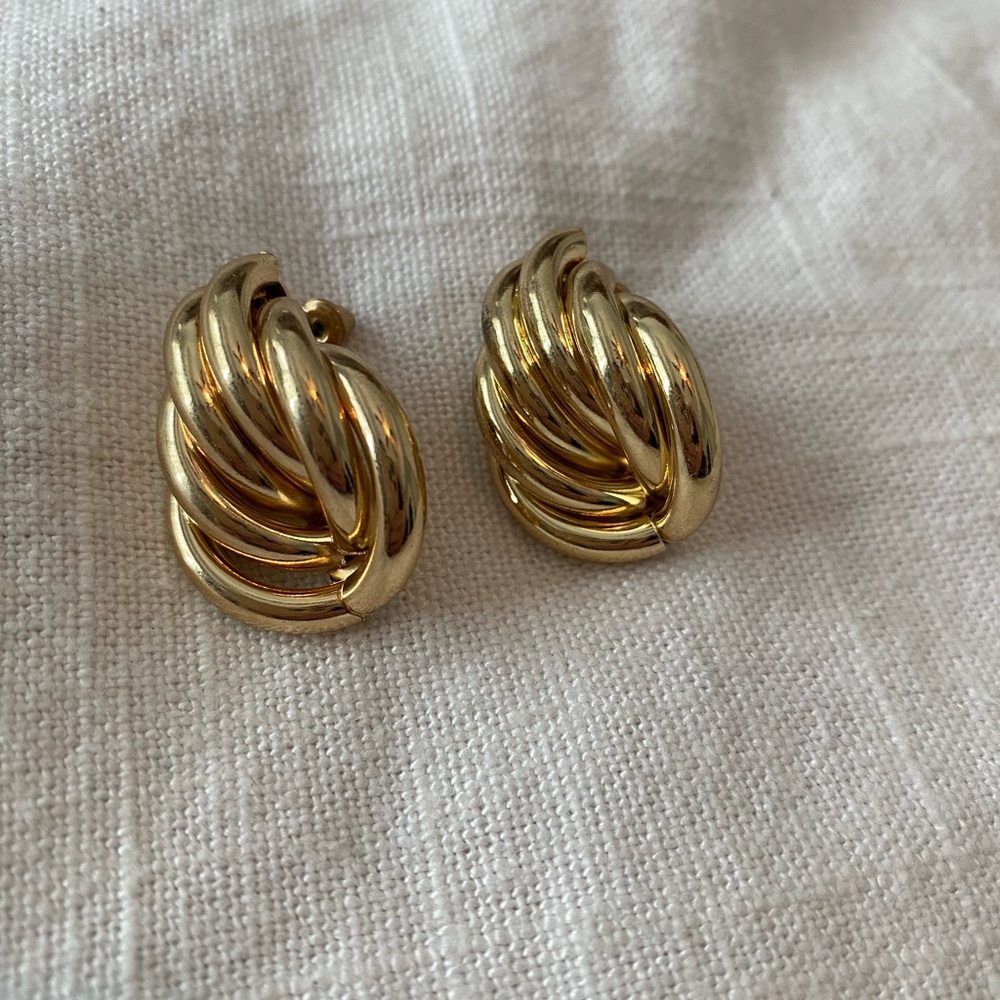 Fun shape, gold fashion earrings